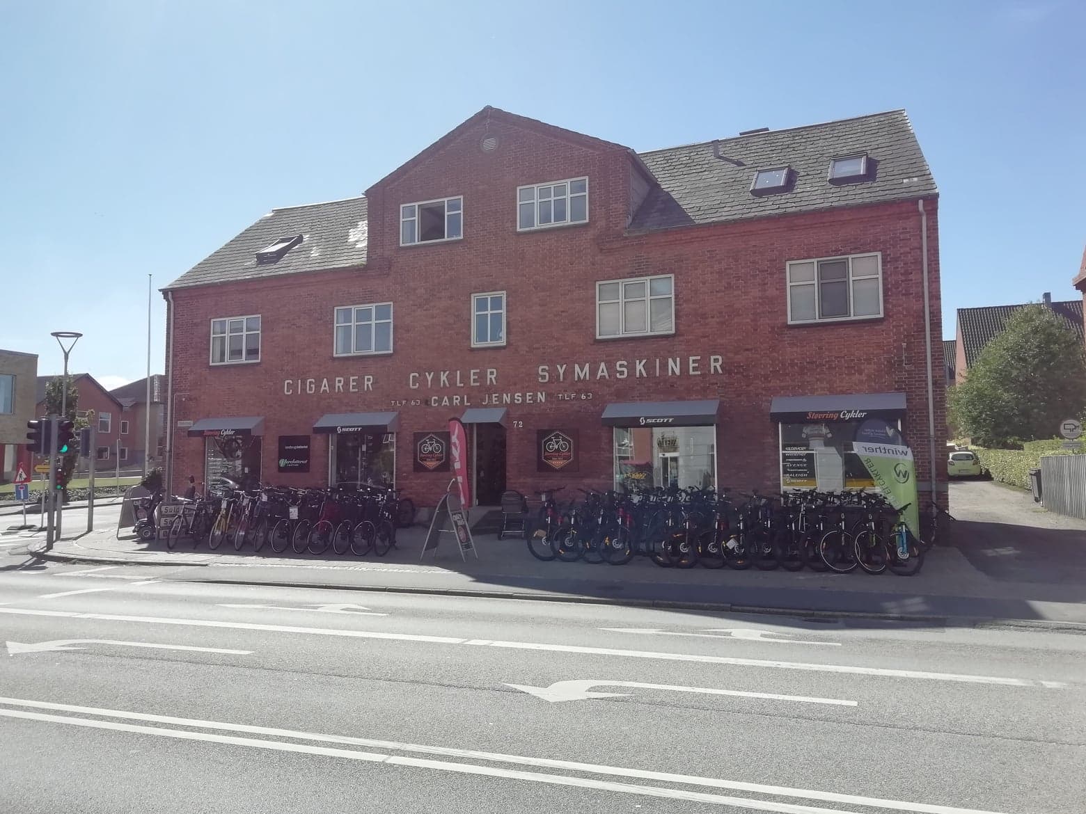 Cigarer, Cykler, Symaskiner - fronten af Støvring Cyklers butik